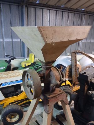 la photo d'une machine qui se trouve dans un garage