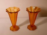 deux vases posés sur une table