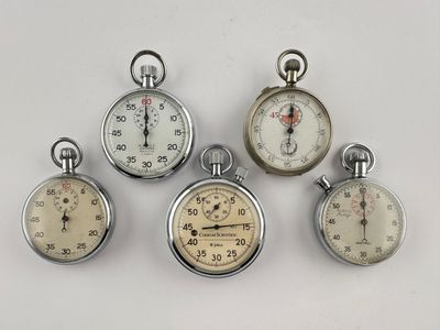 Plusieurs types de chronomètres sont présentés sur un fond blanc.