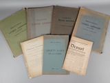 plusieurs vieux livres sont empilés sur une table