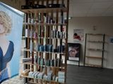 une photo d'un présentoir de produits capillaires dans un magasin