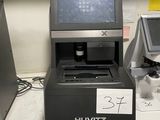un ordinateur posé sur un bureau, équipé d'un écran