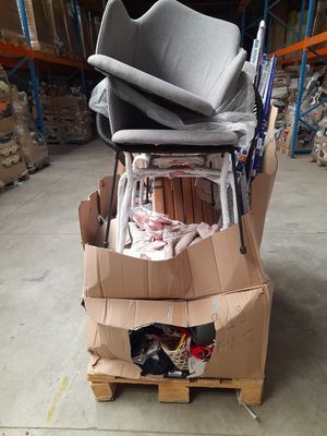un chariot sur lequel est posée une chaise, dans un entrepôt