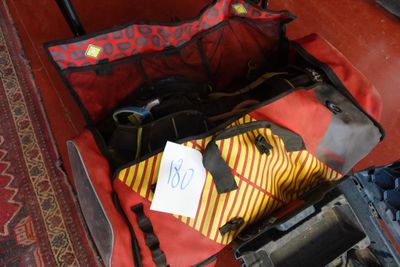 un bagage qui se trouve dans le coffre d'une voiture