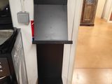 une machine à café posée dans un coin de la pièce