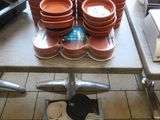 de nombreuses assiettes et bols posés sur une table dans la cuisine