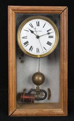 une horloge dans un cadre en bois sur fond noir