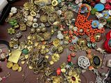 beaucoup de bijoux posés sur une table, sur la table