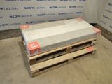 un matelas posé sur une palette dans une pièce