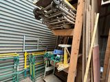 Plusieurs morceaux de bois sont empilés dans une zone de stockage