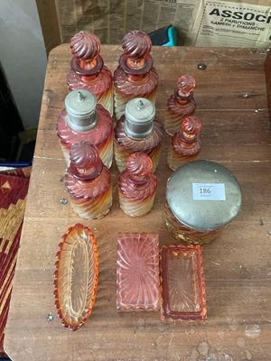 une table en bois sur laquelle sont posés des bocaux et des récipients