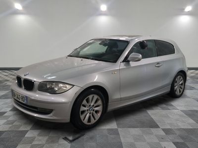 la photo d'une voiture argentée garée dans un garage