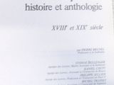un livre posé sur une table, à côté d'une tasse de café