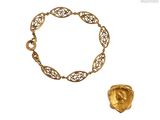 deux bracelets en or et une bague en or sur fond blanc