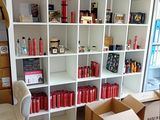 une pièce avec beaucoup de cartons et des cartons sur le sol