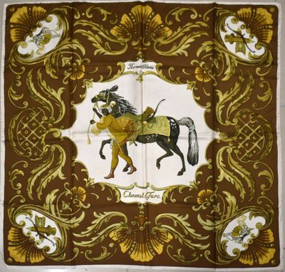 un foulard carré marron et blanc sur lequel est représenté un cheval