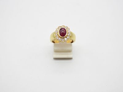 une bague en or jaune avec un rubis et des diamants