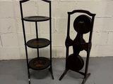 paire de tables d'appoint anciennes en fer et en bois
