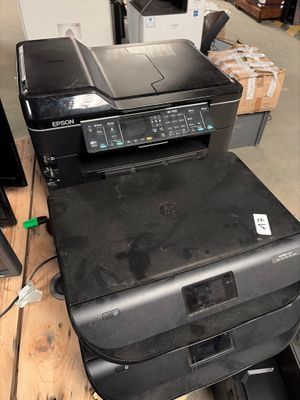 une imprimante posée sur une table
