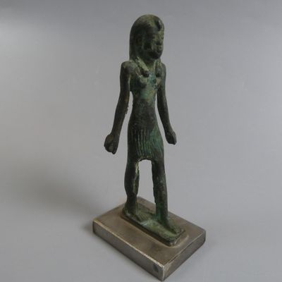 une image représentant une statue de femme debout sur un socle