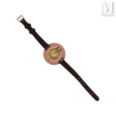 une montre marron avec un cadran doré sur fond blanc