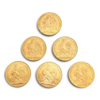 six souverains d'or disposés en pyramide sur fond blanc