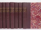 six livres sont alignés sur une surface blanche