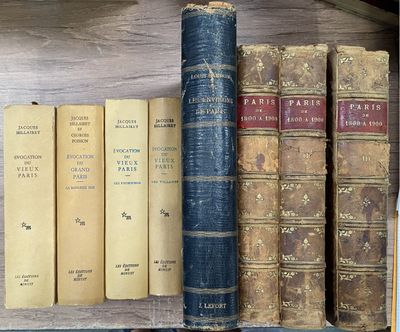 de nombreux livres anciens rangés sur une étagère d'une bibliothèque