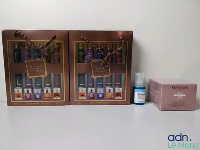 quelques boîtes posées sur une table