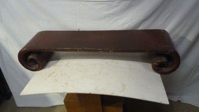 une feuille de papier posée sur une table en bois