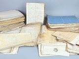 une pile de vieux papiers posée sur une table
