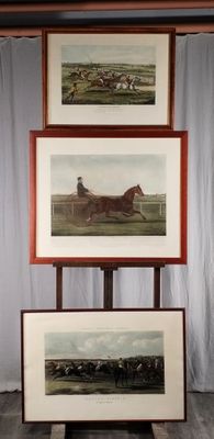 trois photos encadrées représentant des chevaux galopant dans un champ, posées sur un socle en bois