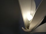une lumière allumée dans un coin de la pièce