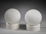une paire de lampes de table blanches sur des pieds en bois, sur fond gris