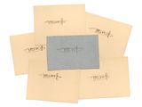plusieurs feuilles de papier couvertes d'écriture manuscrite, empilées les unes sur les autres