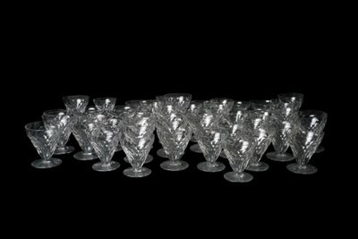 un grand nombre de verres à vin posés sur une table