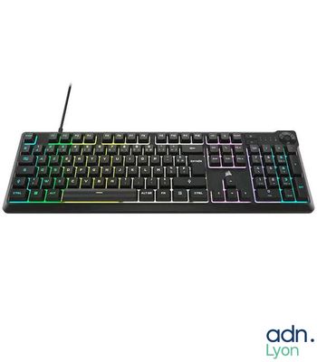 un gros plan d'un clavier sur fond blanc