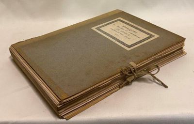une pile de vieux livres posée sur une table blanche