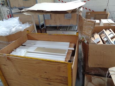 un grand nombre de cartons posés sur le sol