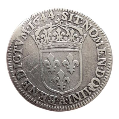 Gros plan sur une pièce de monnaie ornée d'une couronne
