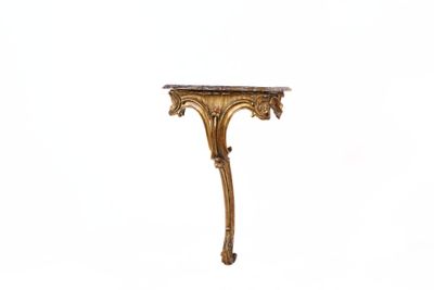 une petite table sur laquelle se trouve une horloge