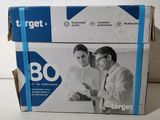 une boîte sur laquelle figure l'image d'un homme et d'une femme travaillant sur un ordinateur portable