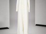 une photo d'une robe blanche sur un mannequin