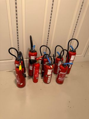 Lot d'extincteurs sur 3 niveaux (environ 15 pièces).