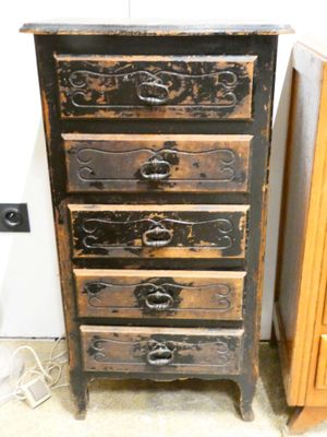 une petite commode surmontée d'un tiroir