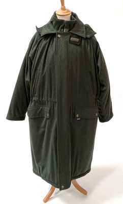une image d'un manteau sur un support de mannequin