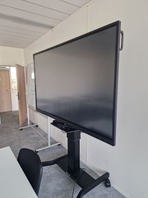 un grand téléviseur à écran plat posé sur un meuble dans une pièce