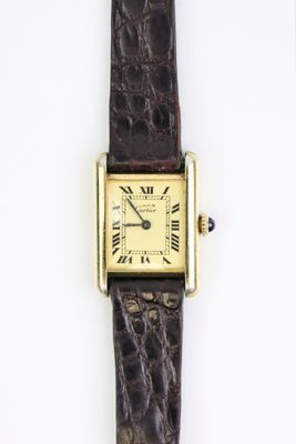 une image d'une montre-bracelet avec des chiffres romains