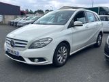 La Mercedes Classe B est garée sur un parking, à côté d'autres voitures