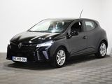 une voiture noire est garée dans une pièce au sol en damier